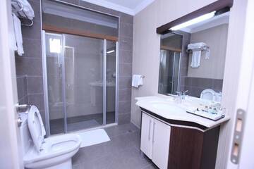 Фото номера Коттедж с 1 спальней Курортные отели Qafqaz Riverside Hotel г. Габала 3
